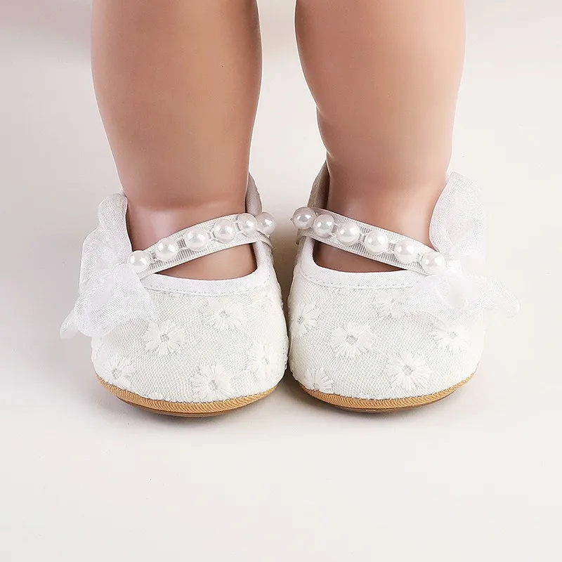 Infant baby girls white pre-walker crib shoes